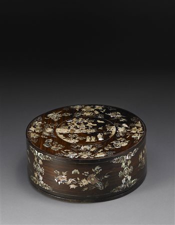Scatola circolare con coperchio in legno intarsiato con madreperla, decorato...
