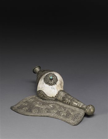 Una tromba rituale composta da una grande conchiglia con montatura in argento...