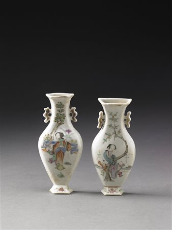 Coppia di vasi da parete decorati con figure di dame e bambini negli smalti...