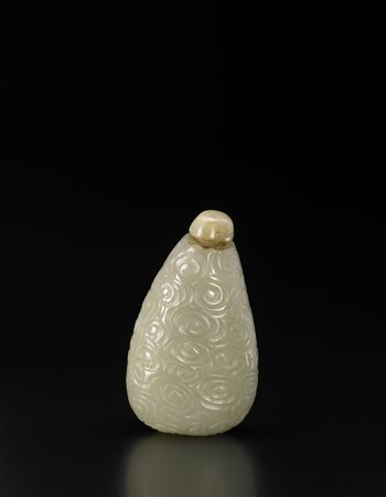 Snuff bottle in giada color celadon incisa con delicate nuvole a spirale...
