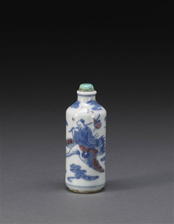 Snuff bottle in porcellana bianca, blu e rossa decorata con un Immortale su...