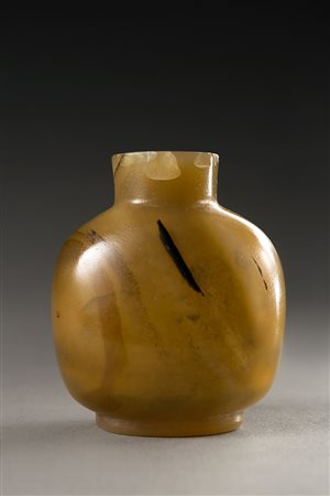 Snuff bottle in agata con maculatura marrone (scheggiatura sul labbro) Cina,...