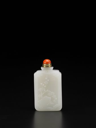 Snuff bottle in giada bianca di forma rettangolare con angoli indentati,...