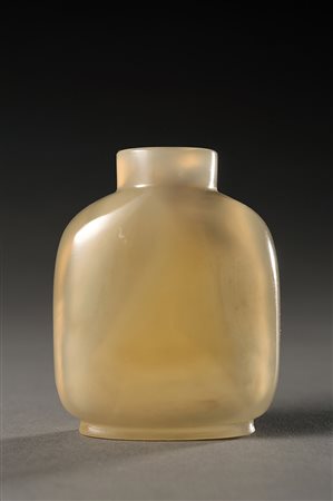 Snuff bottle in agata uniformenmente grigia e traslucida Cina, dinastia Qing...
