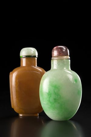 Lotto composto da due snuff bottles, una in agata e l'altra in giadeite di un...