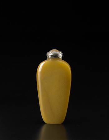 Snuff bottle in agata di forma rettangolare affusolata, cucchiaino in argento...