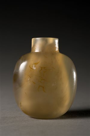 Snuff bottle in agata con leggere inclusioni a fili d'erba Cina, dinastia...