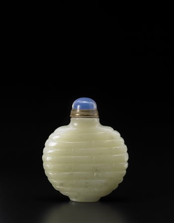 Snuff bottle in giada color celadon, di forma rotonda schiacciata, decorata...