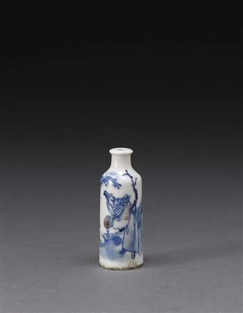Snuff bottle in porcellana bianca e blu con dettagli in rosso decorata con...