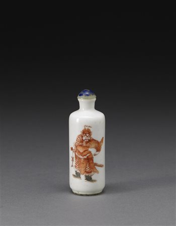 Snuff bottle in porcellana decorata in rosso ferro con Zhong Kui, marchio...