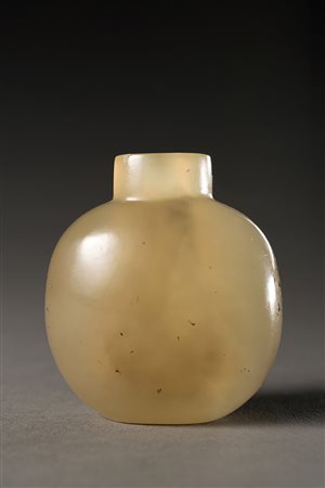Snuff bottle in agata con maculatura nera e inclusione a nuvola bianca Cina,...