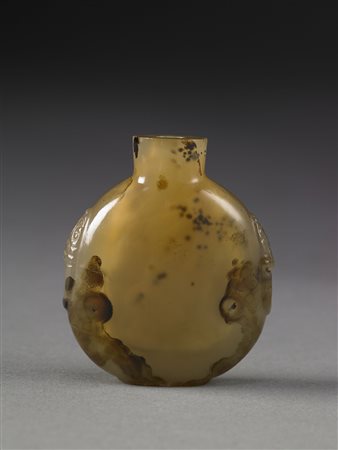 Snuff bottle in agata ricca di disegni a forma di rocce, felures naturali...
