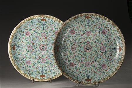 Coppia di grandi piatti in porcellana in Famiglia Rosa su fondo turchese,...