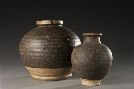 Due piccole giare dalla forma bombata smaltate in marron scuro Cina, dinastia...