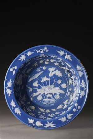 Bacile in porcellana bianco-sopra-blu decorato con fiori (difetti e ripari al...