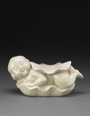 Cuscino in porcellana smaltata in bianco a forma di fanciullo con foglia di...