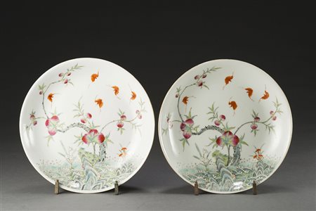 Coppia di piatti in porcellana Famiglia Rosa decorati con albero di pesche su...