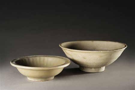Due ciotole, una color celadon e una smaltata in grigio, decorate con...