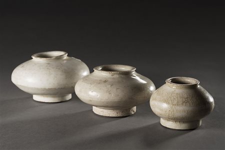 Tre vasetti smaltati in bianco, di forma schiacciata Cina, dinastia Song...