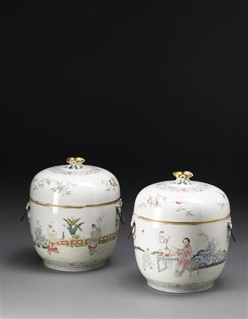 Coppia di potiche circolari in porcellana con coperchio in smalti Famiglia...