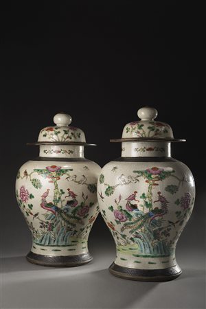 Coppia di vasi a balaustro con coperchio in porcellana Famiglia Rosa su fondo...