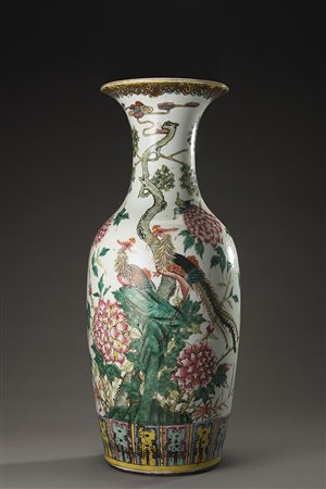 Vaso a balaustro in porcellana Famiglia Rosa decorato con coppia di fenici e...