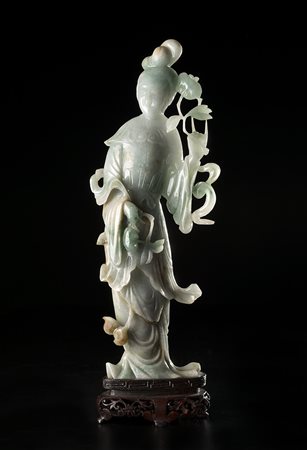 Scultura in giadeite raffigurante una donna con capelli raccolti, indossa...