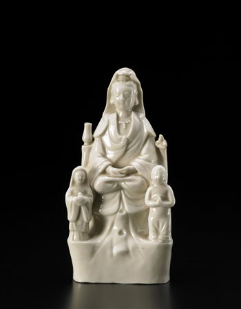 Figura di Guanyin in blanc-de-Chine, la divinità raffigurata seduta, con il...