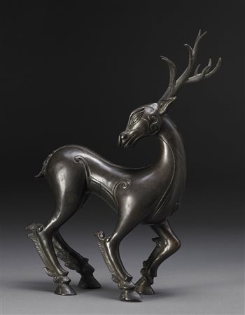 Cervo in bronzo, raffigurato in piedi, con la testa rivolta verso la schiena,...