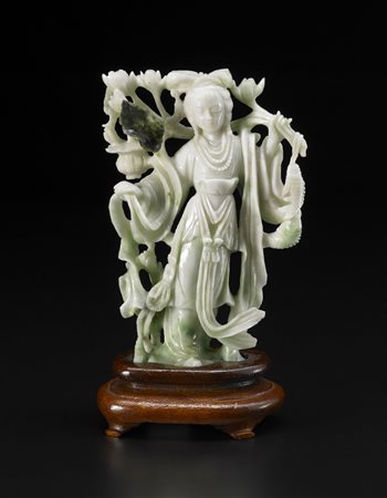 Scultura in giadeite raffigurante una dama con lunghe vesti adornate, sulle...
