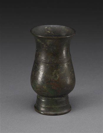 Piccolo vaso in bronzo di forma arcaica hu, con sottile banda con decorazioni...