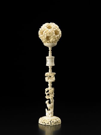 Sfera del diavolo in avorio intagliato, composta da varie sfere concentriche...