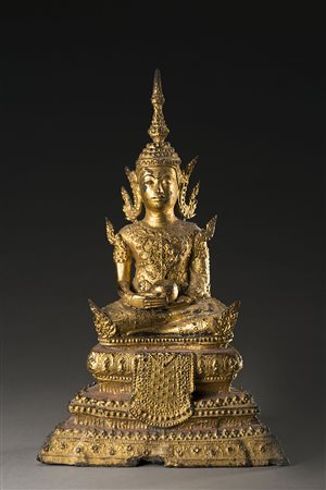 Scultura in bronzo dorato del Buddha Amithaba, seduto a gambe incrociate su...