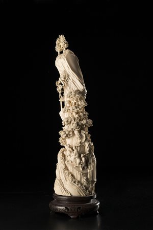 Scultura in avorio raffigurante paesaggio montano finemente realizzato con...