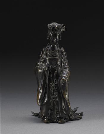 Statua in bronzo raffigurante Guanyin, con viso dall'espressione serena, il...