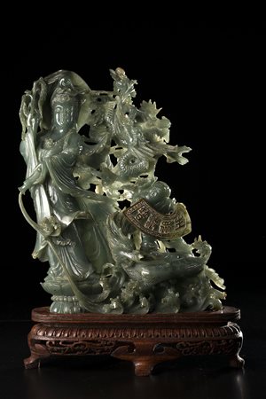 Scultura in giada verde scuro raffigurante Guanyin che versa dell'acqua da...