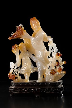 Gruppo scultoreo in corniola raffigurante una donna con un cesto di frutta e...