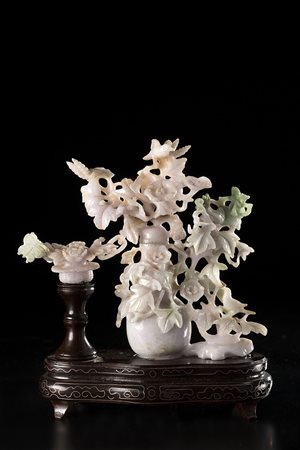 Piccolo gruppo scultoreo in giadeite composto da un piccolo vaso doppia zucca...