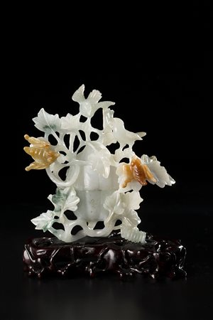 Piccolo vaso con coperchio in giadeite, a forma di melone con una coppia di...