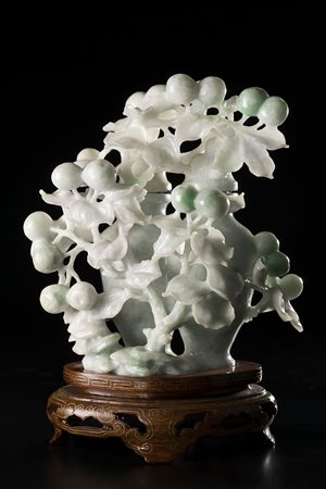 Scultura in giadeite formata da due piccoli vasi a balaustro con coperchio...