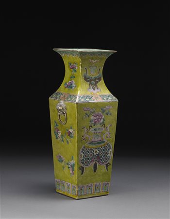 Vaso in porcellana Famiglia Rosa su fondo verde di forma rettangolare con...