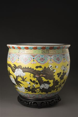 Vasca per pesci in porcellana policroma, decorata all'esterno con drago e...