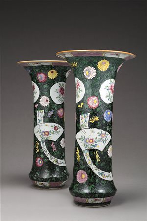 Coppia di vasi a tromba in porcellana decorata a smalti della Famiglia Rosa...