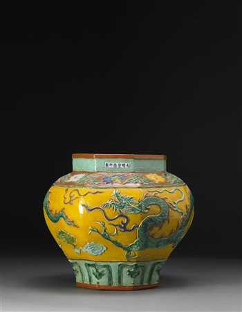 Giara ottagonale in porcellana smaltata in giallo decorata con draghi verdi...