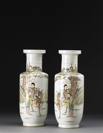 Coppia di vasi rouleau in porcellana Famiglia Verde decorati con divinità...