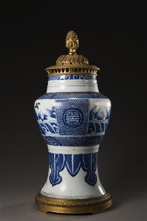 Vaso in porcellana bianca e blu decorato con qilin tra le onde e caratteri...