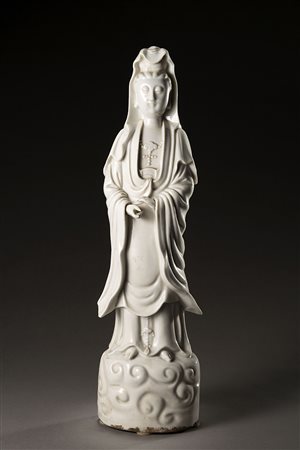 Guanyin in blanc-de-Chine raffigurata in piedi su base decorata con nuvole...