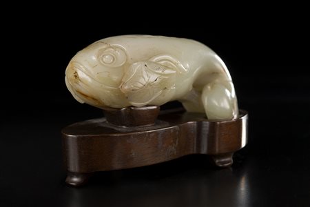 Carpa in giada color celadon e ruggine, modellata con una lunga coda ricurva,...