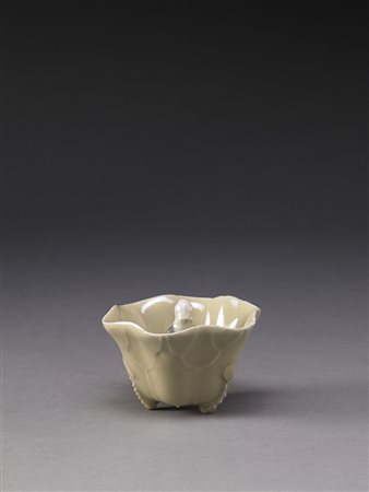 Coppa per l'acqua in porcellana a forma di foglia di loto, con vetrina verde...