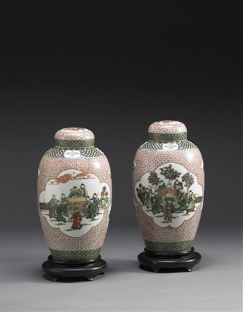 Coppia di vasi ovoidali con coperchio in porcellana Famiglia Verde, decorati...